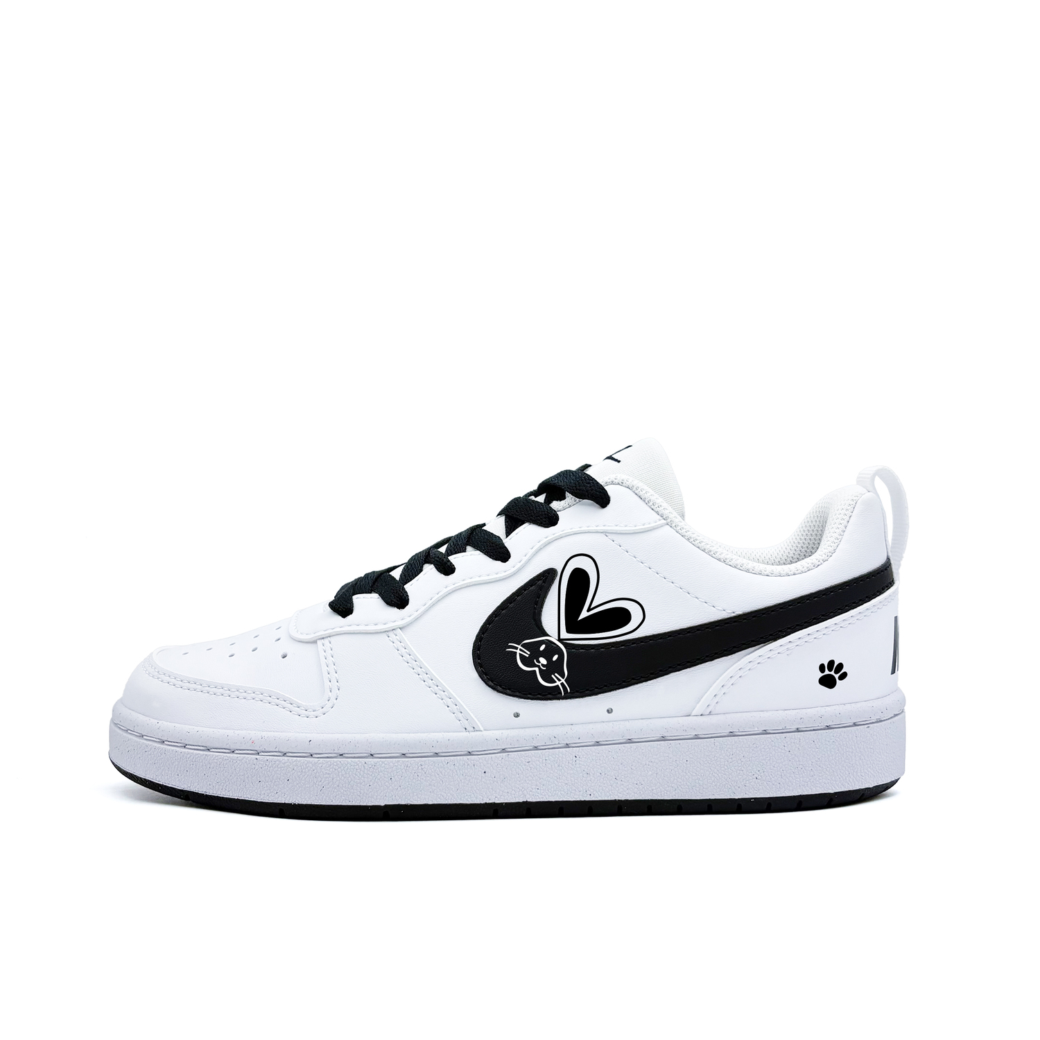 Nike Детские низкие кеды для скейтбординга Court Borough Heart Bunny из синтетической кожи, износостойкие, черные с белыми элементами
Nike Детские низкие кеды для скейтбординга Court Borough Heart Bunny из синтетической кожи, износостойкие, черные с белыми элементами