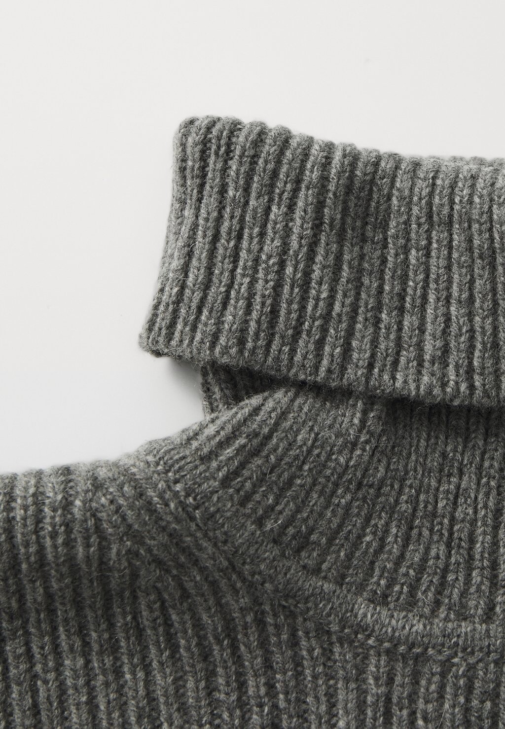 Шарф SAFLINTI TURTLE SCARF Samsøe Samsøe, светло-серый 
Шарф SAFLINTI TURTLE SCARF Samsøe Samsøe, светло-серый