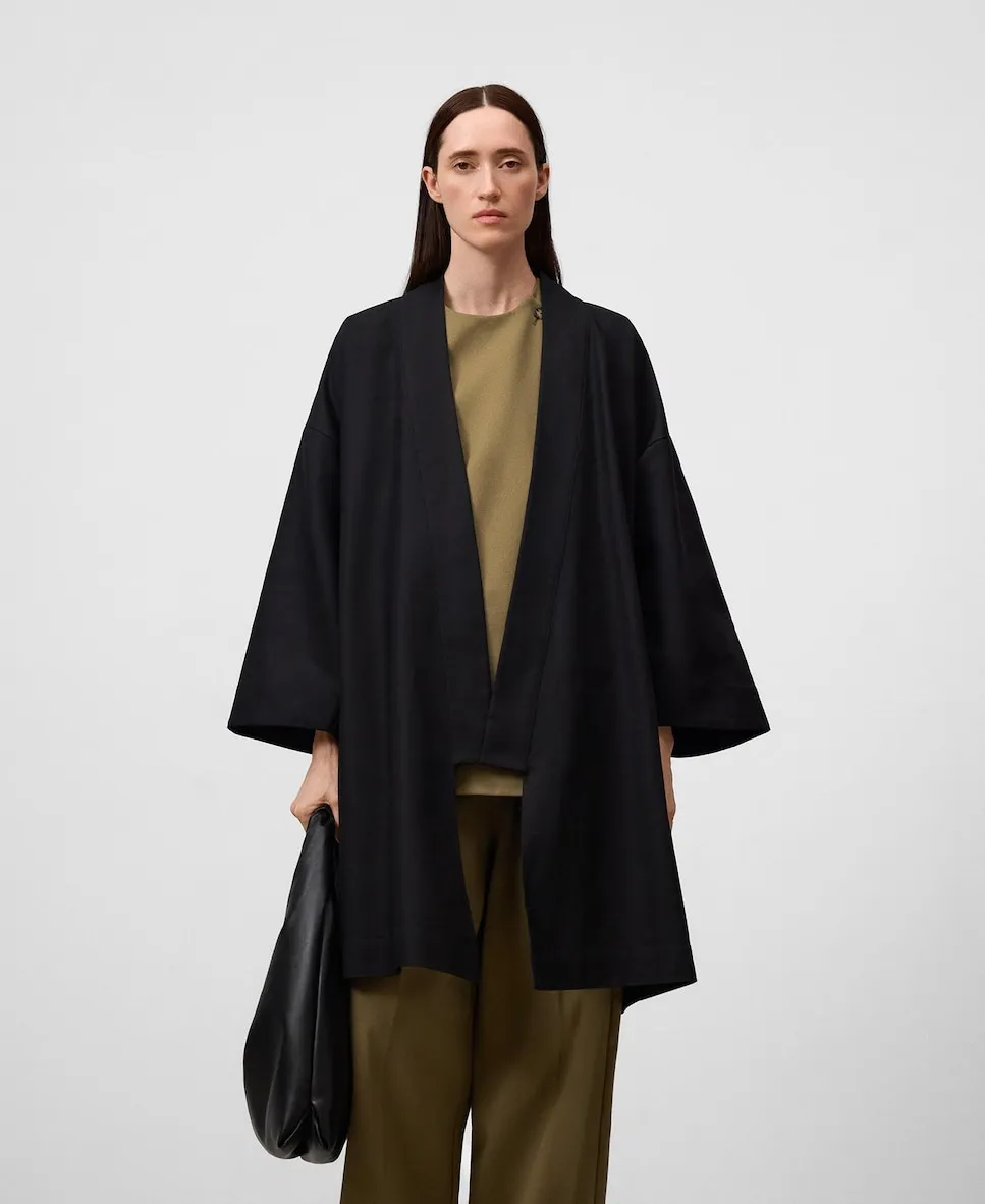 Женское пальто из сукна в стиле кимоно с раскладывающимся кокеткой Adolfo Dominguez, черный
Женское пальто из сукна в стиле кимоно с раскладывающимся кокеткой Adolfo Dominguez, черный