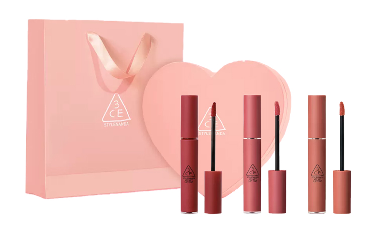 Ограниченная серия ко дню святого валентина блеск для губ с сердечками стойкий без перехода 4g/4.6g/4.7g 3CE
Ограниченная серия ко дню святого валентина блеск для губ с сердечками стойкий без перехода 4g/4.6g/4.7g 3CE