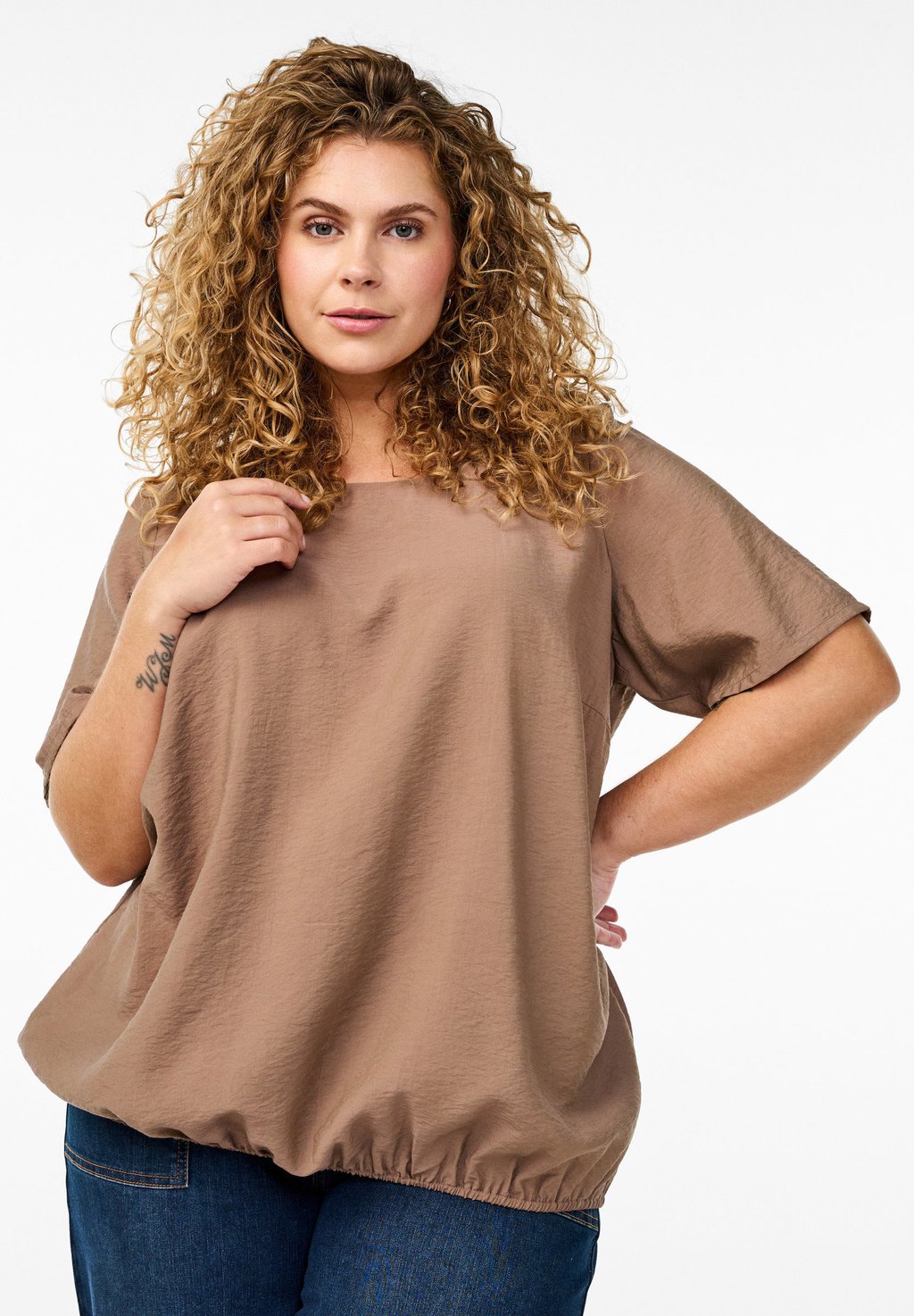 Блуза MIT KURZEN ÄRMELN UND ELASTISCHEM SAUM Zizzi, коричневый
Блуза MIT KURZEN ÄRMELN UND ELASTISCHEM SAUM Zizzi, коричневый