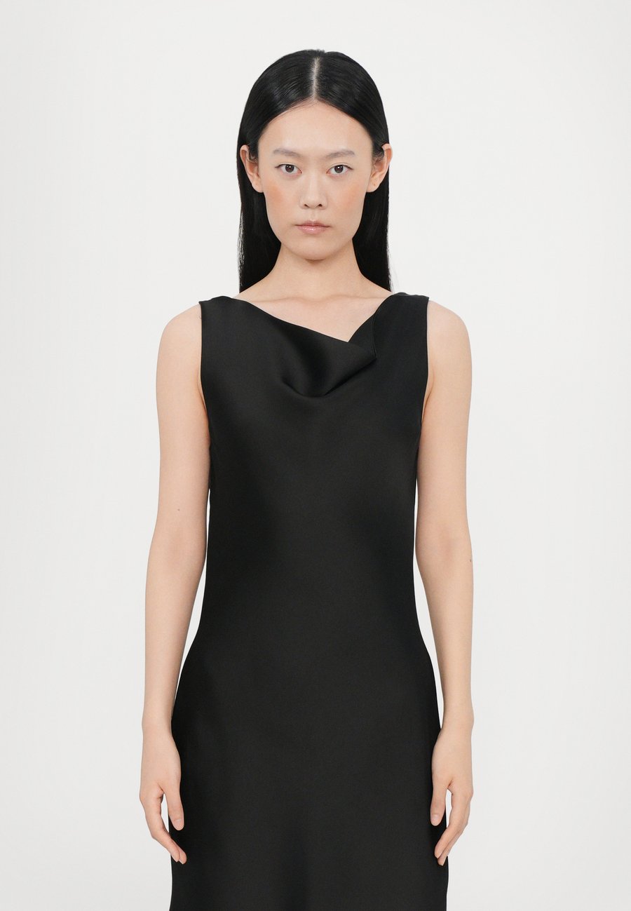 Платье Norma Kamali SLEEVELESS LOW BACK DRAPE MINI DRESS, Black
Платье Norma Kamali SLEEVELESS LOW BACK DRAPE MINI DRESS, Black