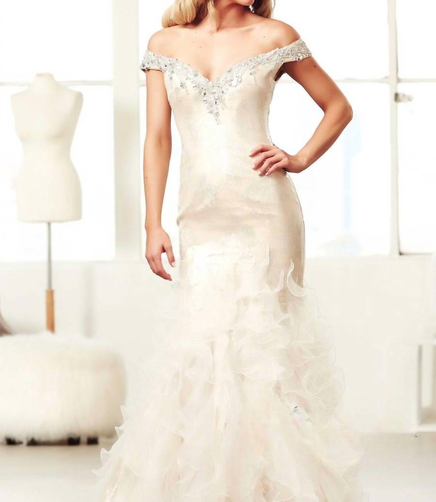 Бальное платье с открытыми плечами, пайетками и шифоновыми оборками цвета слоновой кости/телесного цвета Mac Duggal
Бальное платье с открытыми плечами, пайетками и шифоновыми оборками цвета слоновой кости/телесного цвета Mac Duggal