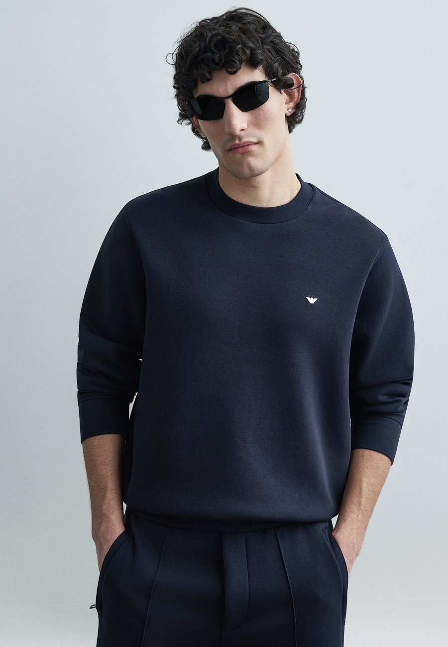 Толстовка Emporio Armani Sweatshirt, Dark Blue, Синий, Толстовка Emporio Armani Sweatshirt, Dark Blue
Толстовка Emporio Armani Sweatshirt, Dark Blue, Синий, Толстовка Emporio Armani Sweatshirt, Dark Blue