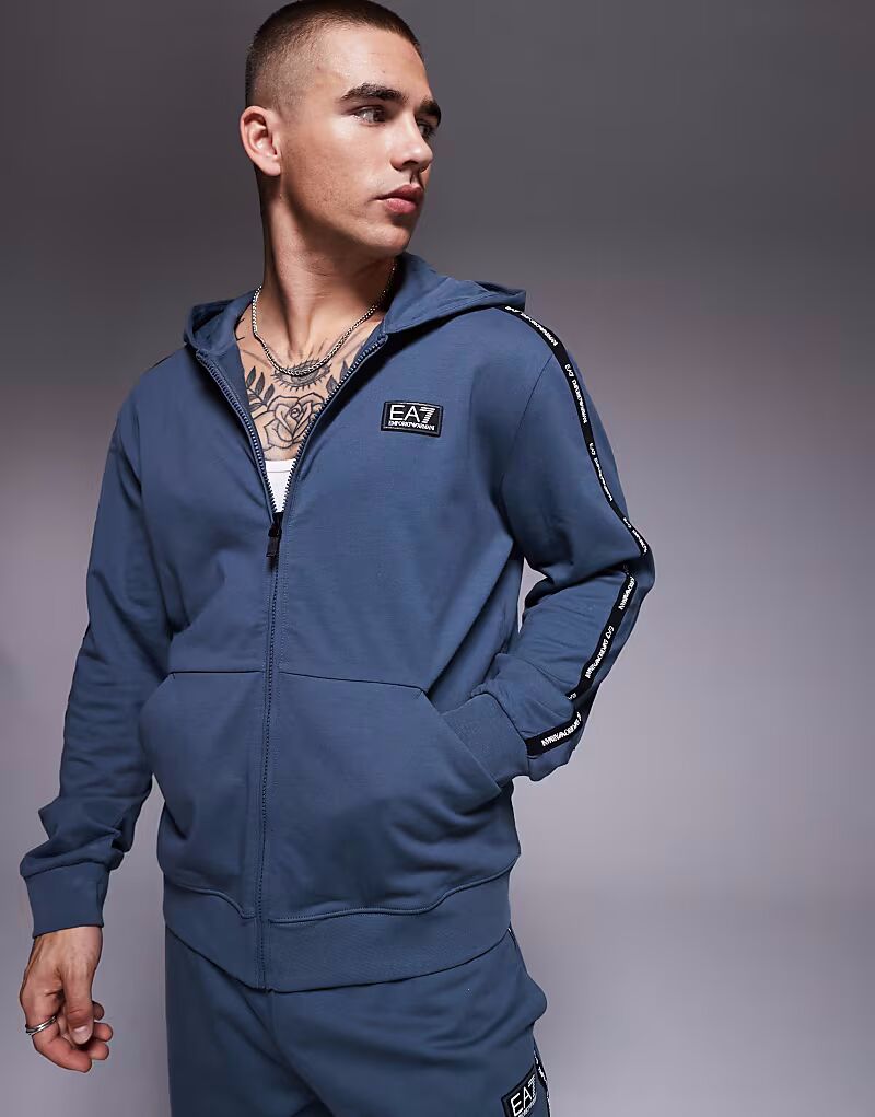 Толстовка с капюшоном на молнии Armani EA7 с логотипом в темно-сером цвете
Толстовка с капюшоном на молнии Armani EA7 с логотипом в темно-сером цвете