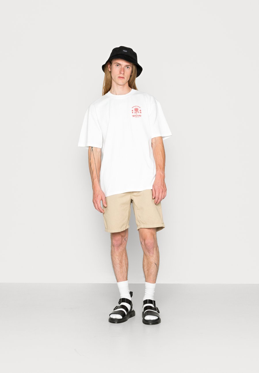 Футболка Edwin DEVILS PIE UNISEX, White
Футболка Edwin DEVILS PIE UNISEX, White