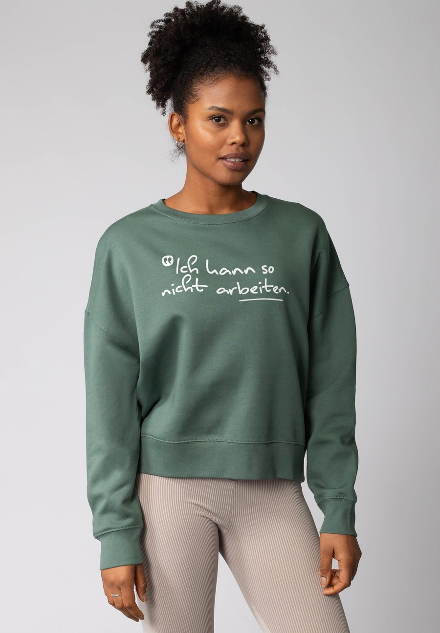 Толстовка watapparel ICH KANN SO NICHT ARBEITEN, Green Bay/Dark Green
Толстовка watapparel ICH KANN SO NICHT ARBEITEN, Green Bay/Dark Green