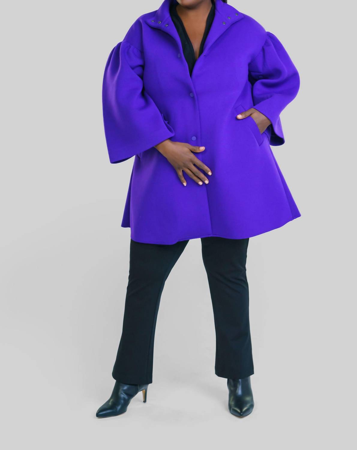 Дама в пальто с колокольчиковыми рукавами цвета Blue Bonnet Psophia
Дама в пальто с колокольчиковыми рукавами цвета Blue Bonnet Psophia