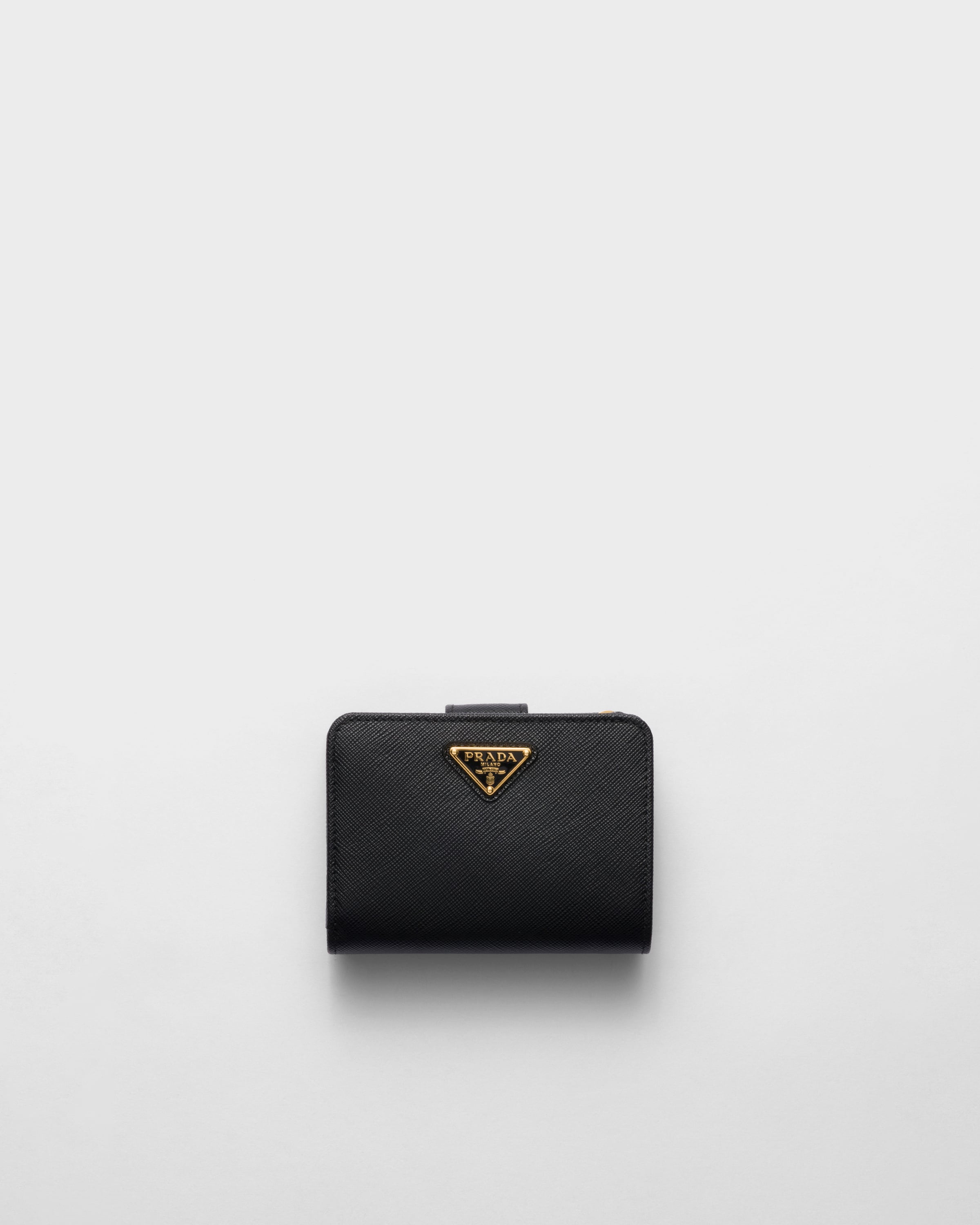 Маленький кошелек из сафьяновой кожи Prada, черный
Маленький кошелек из сафьяновой кожи Prada, черный