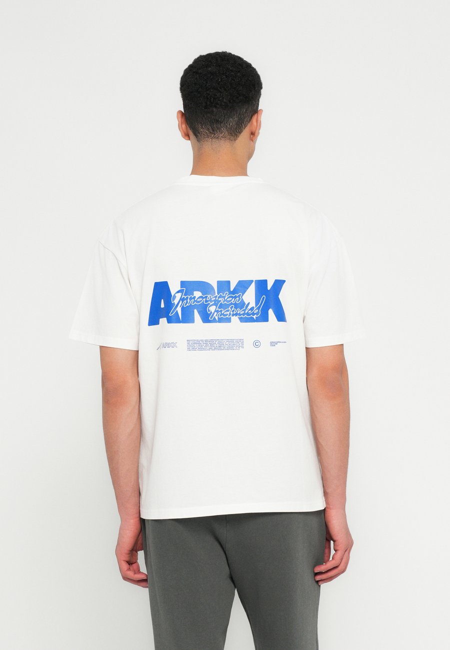 Футболка ARKK Copenhagen BOXY TEE UNISEX, Off White/Off-White
Футболка ARKK Copenhagen BOXY TEE UNISEX, Off White/Off-White