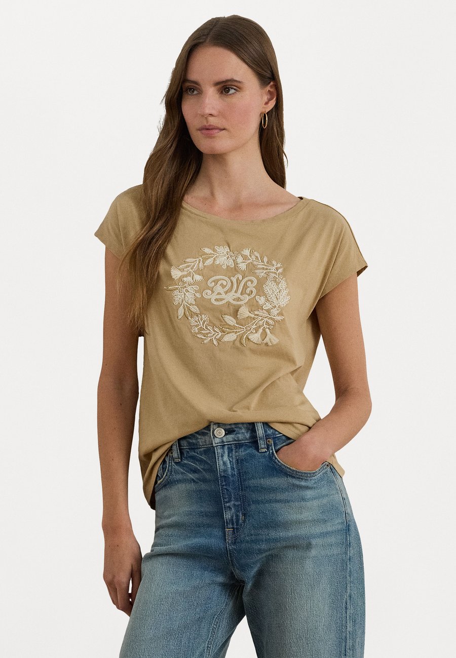 Футболка Lauren Ralph Lauren EMBROIDERED-LOGO COTTON JERSEY TEE, Camel, Красный, Футболка Lauren Ralph Lauren EMBROIDERED-LOGO COTTON JERSEY TEE, Camel
Футболка Lauren Ralph Lauren EMBROIDERED-LOGO COTTON JERSEY TEE, Camel, Красный, Футболка Lauren Ralph Lauren EMBROIDERED-LOGO COTTON JERSEY TEE, Camel