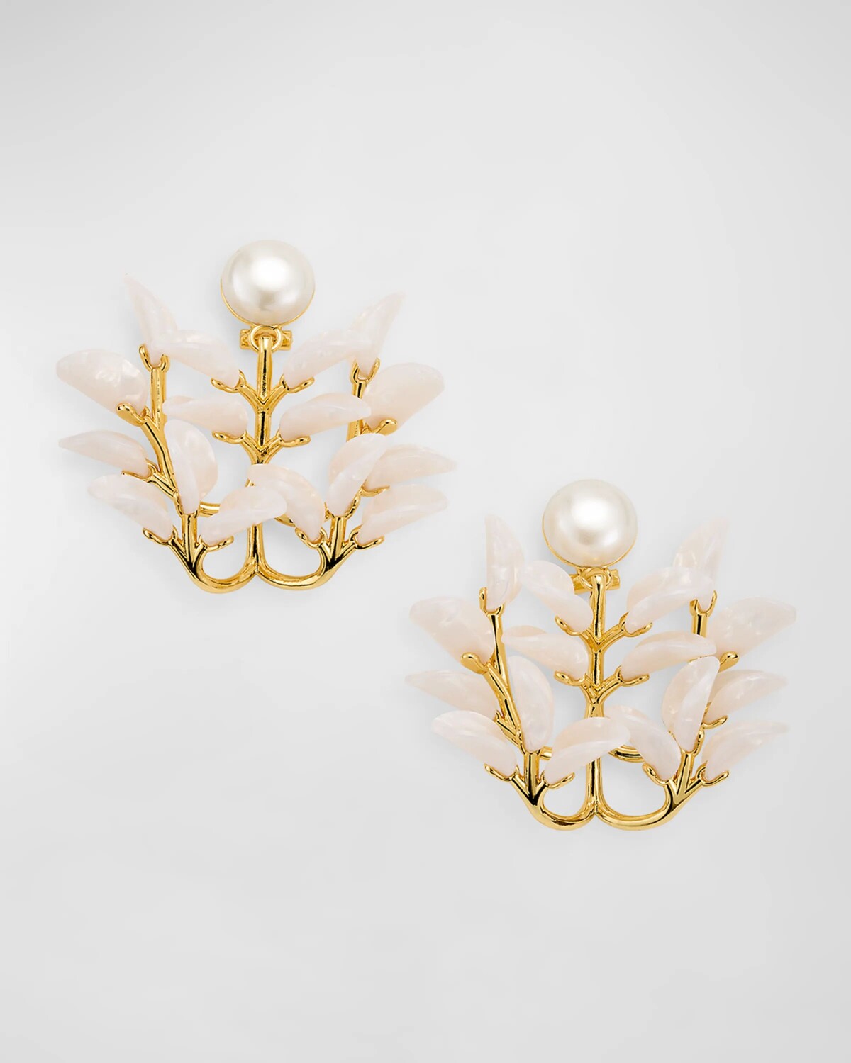 Серьги-люстры с виноградными листьями Lele Sadoughi, цвет Mother Of Pearl
Серьги-люстры с виноградными листьями Lele Sadoughi, цвет Mother Of Pearl