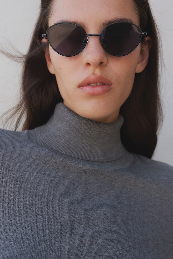 Свитер с высоким воротником H&M, серый
Свитер с высоким воротником H&M, серый