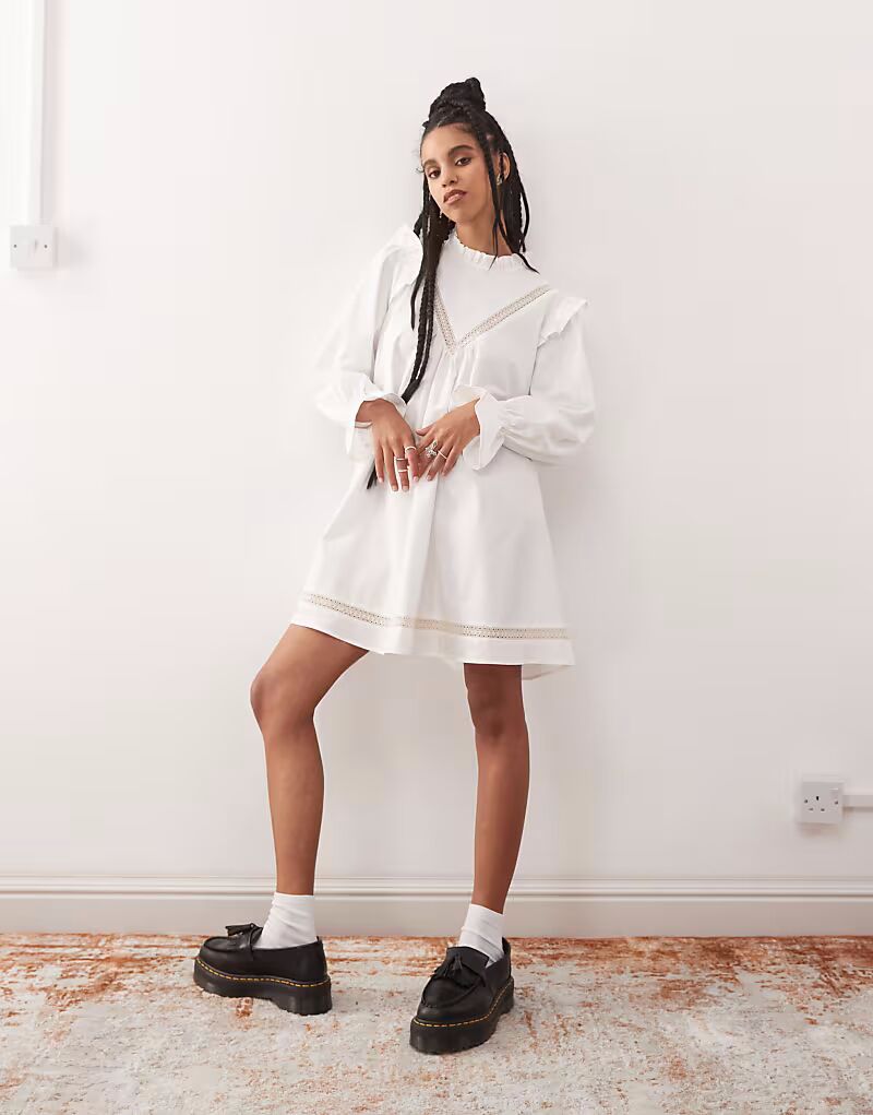 Восстановленное винтажное мини-платье-халат белого цвета со вставками из кружева и оборками Reclaimed Vintage
Восстановленное винтажное мини-платье-халат белого цвета со вставками из кружева и оборками Reclaimed Vintage