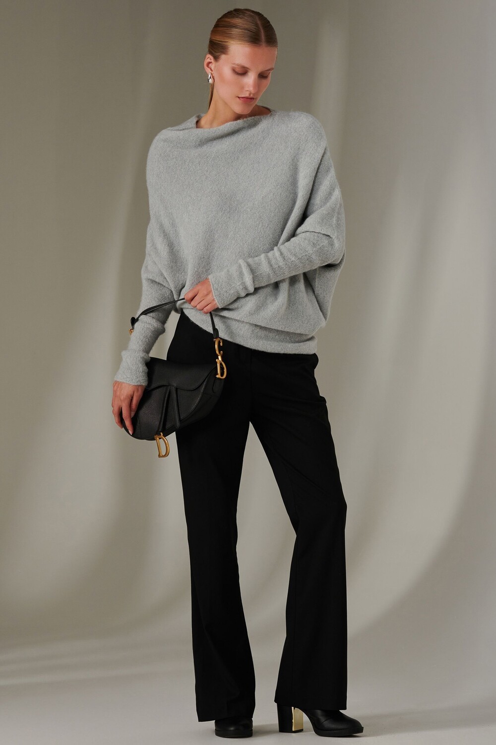 Мягкий трикотажный джемпер с открытыми плечами Jolie Moi, серый 
Мягкий трикотажный джемпер с открытыми плечами Jolie Moi, серый