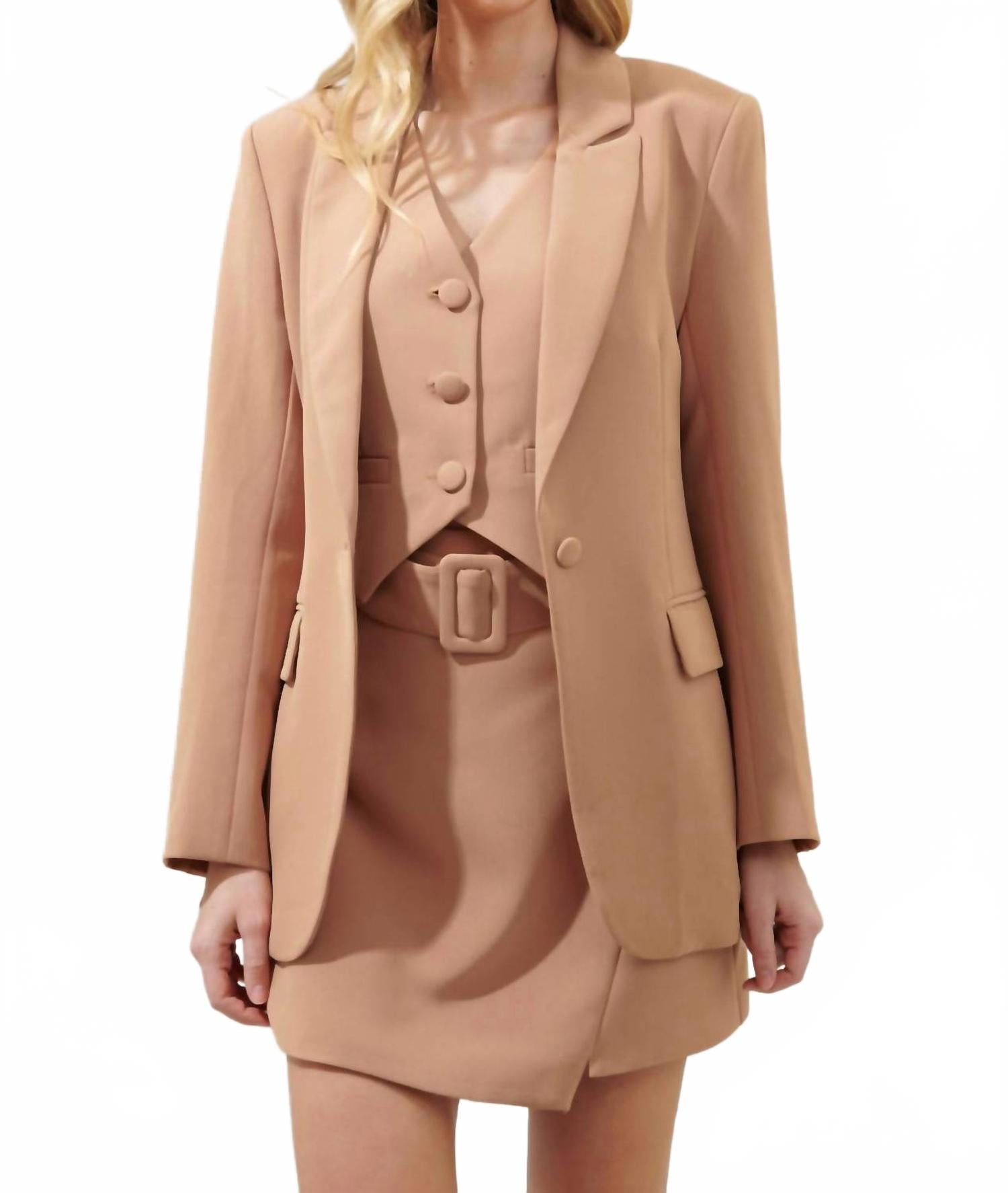 Челси приталенный пиджак с острыми лацканами в верблюжьем цвете SUGARLIPS, коричневый
Челси приталенный пиджак с острыми лацканами в верблюжьем цвете SUGARLIPS, коричневый