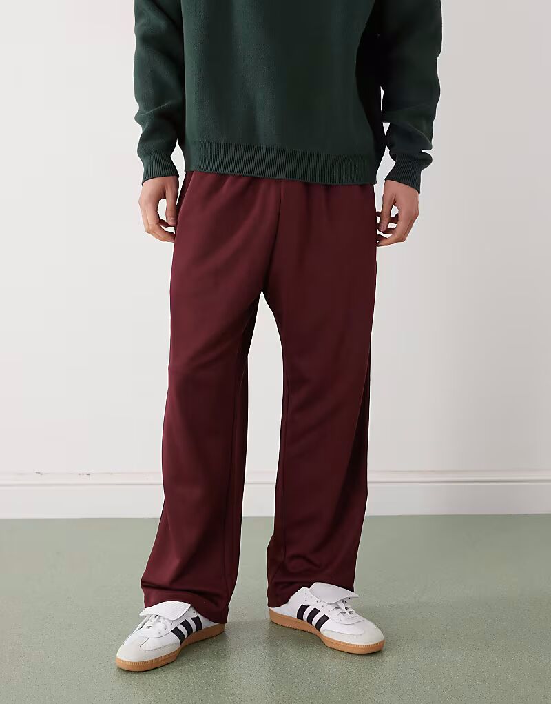 Мвободные спортивные брюки на завязках с контрастными полосками бордового цвета Prohibited
Мвободные спортивные брюки на завязках с контрастными полосками бордового цвета Prohibited