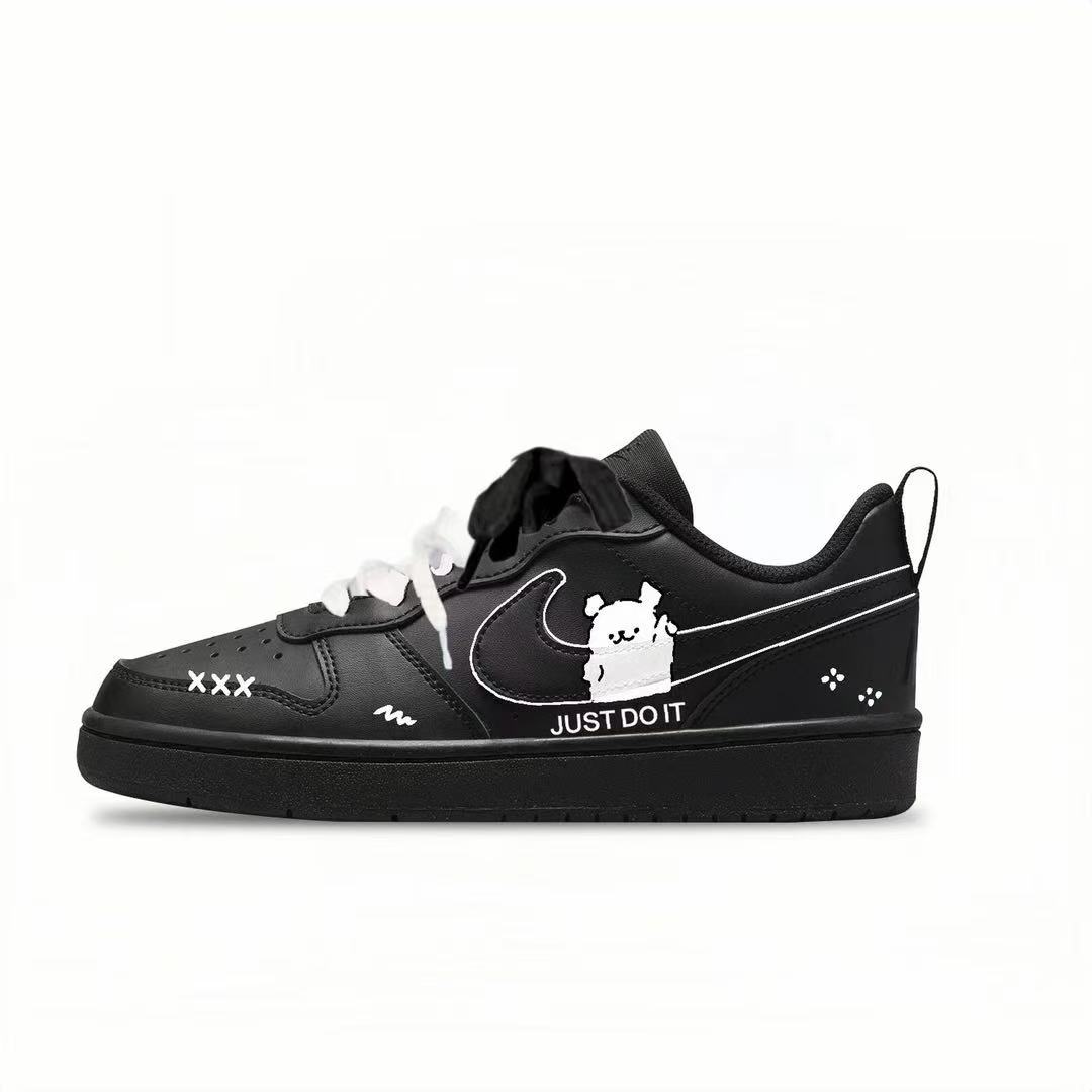 Nike Белые детские скейтерские кроссовки Court Borough Puppy с противоскользящей и износостойкой подошвой, черно-белые, унисекс, низкие
Nike Белые детские скейтерские кроссовки Court Borough Puppy с противоскользящей и износостойкой подошвой, черно-белые, унисекс, низкие