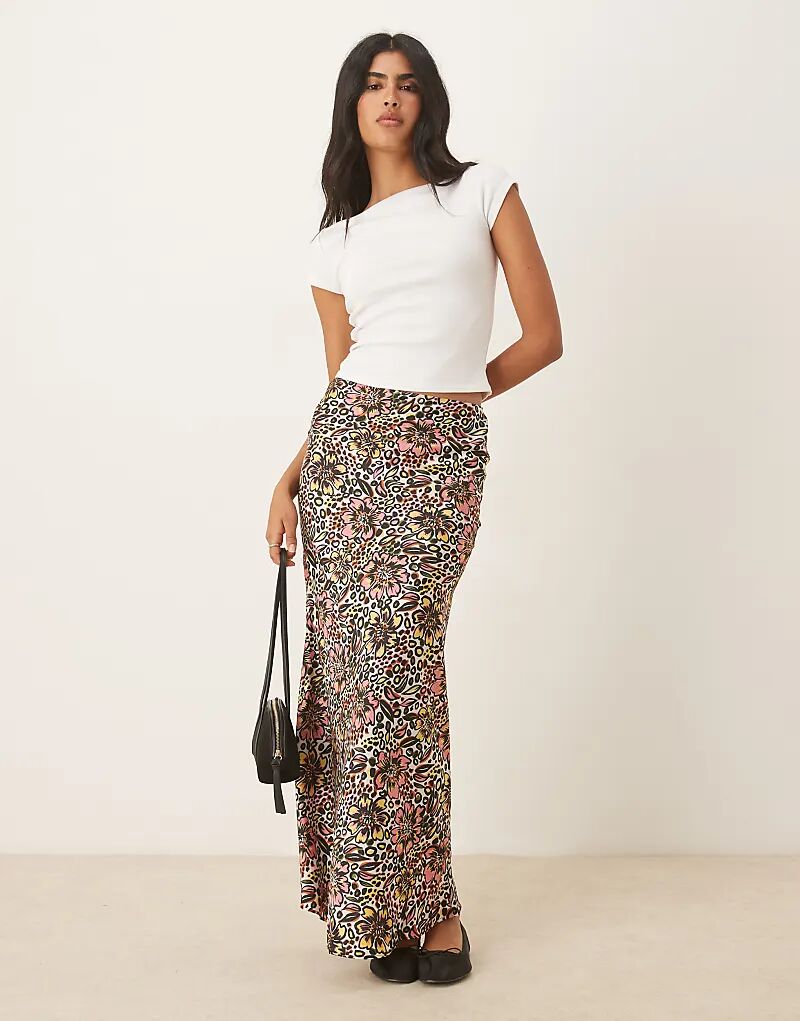 Гламурная юбка миди косого кроя с абстрактными цветами в стиле ретро
Гламурная юбка миди косого кроя с абстрактными цветами в стиле ретро