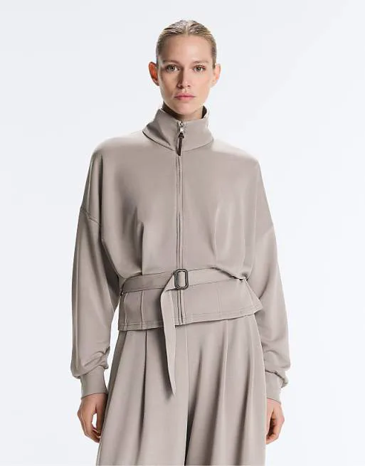 OYSHO Куртка из модала Soft-touch с корсетным поясом бледно-серо-коричневого цвета
OYSHO Куртка из модала Soft-touch с корсетным поясом бледно-серо-коричневого цвета