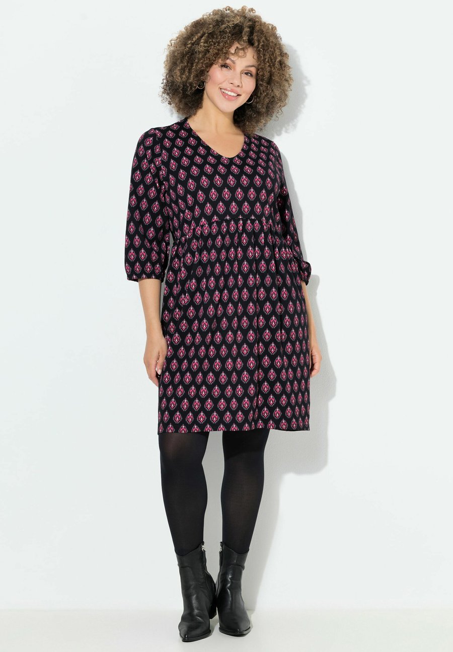 Платье Ulla Popken V-AUSSCHNITT 3/4-ARM, Red Pink/Pink
Платье Ulla Popken V-AUSSCHNITT 3/4-ARM, Red Pink/Pink