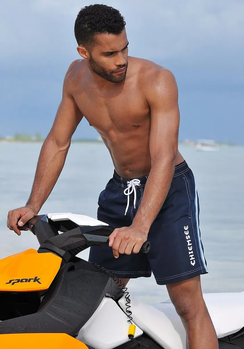 Шорты для плавания Chiemsee, спортивные шорты для плавания, эластичный пояс, с наружным шнуром, цвет морской волны
Шорты для плавания Chiemsee, спортивные шорты для плавания, эластичный пояс, с наружным шнуром, цвет морской волны