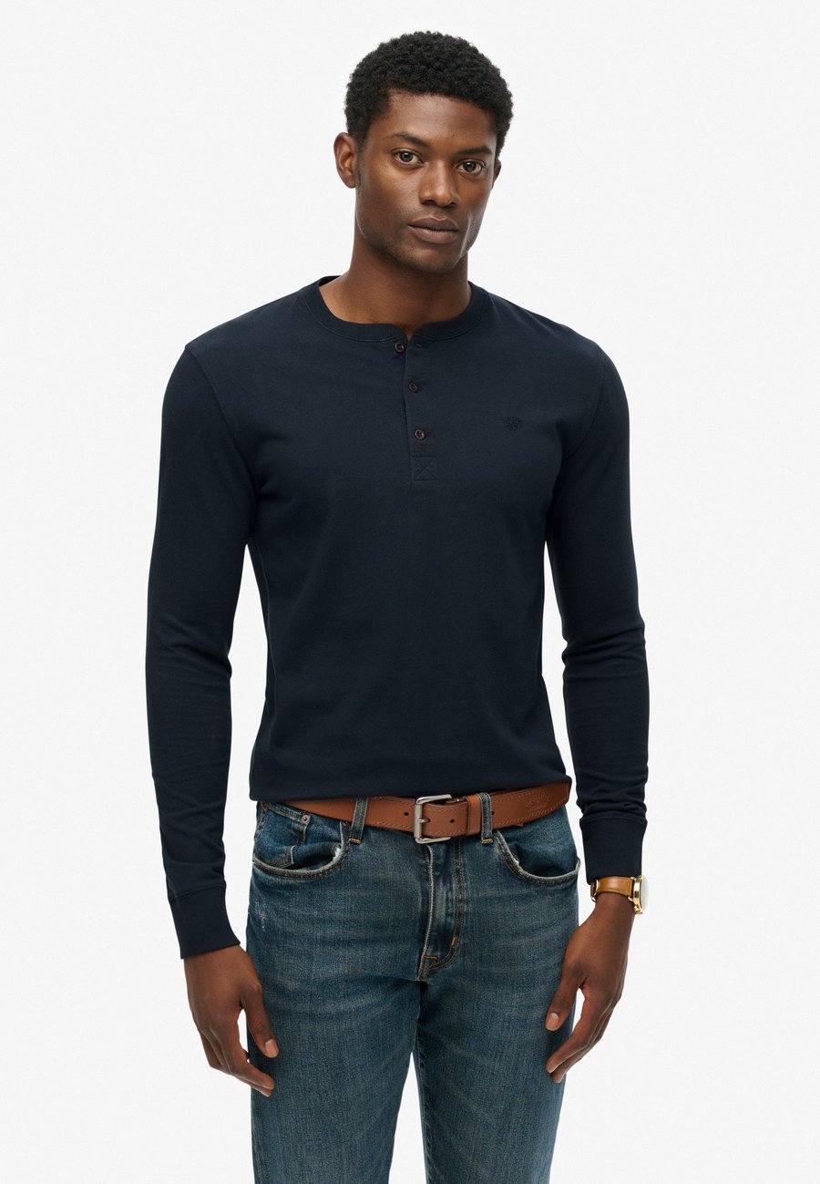 Топ Superdry & Co CLASSIC ESSENTIAL GRANDAD, Eclipse Navy/Dark Blue
Топ Superdry & Co CLASSIC ESSENTIAL GRANDAD, Eclipse Navy/Dark Blue