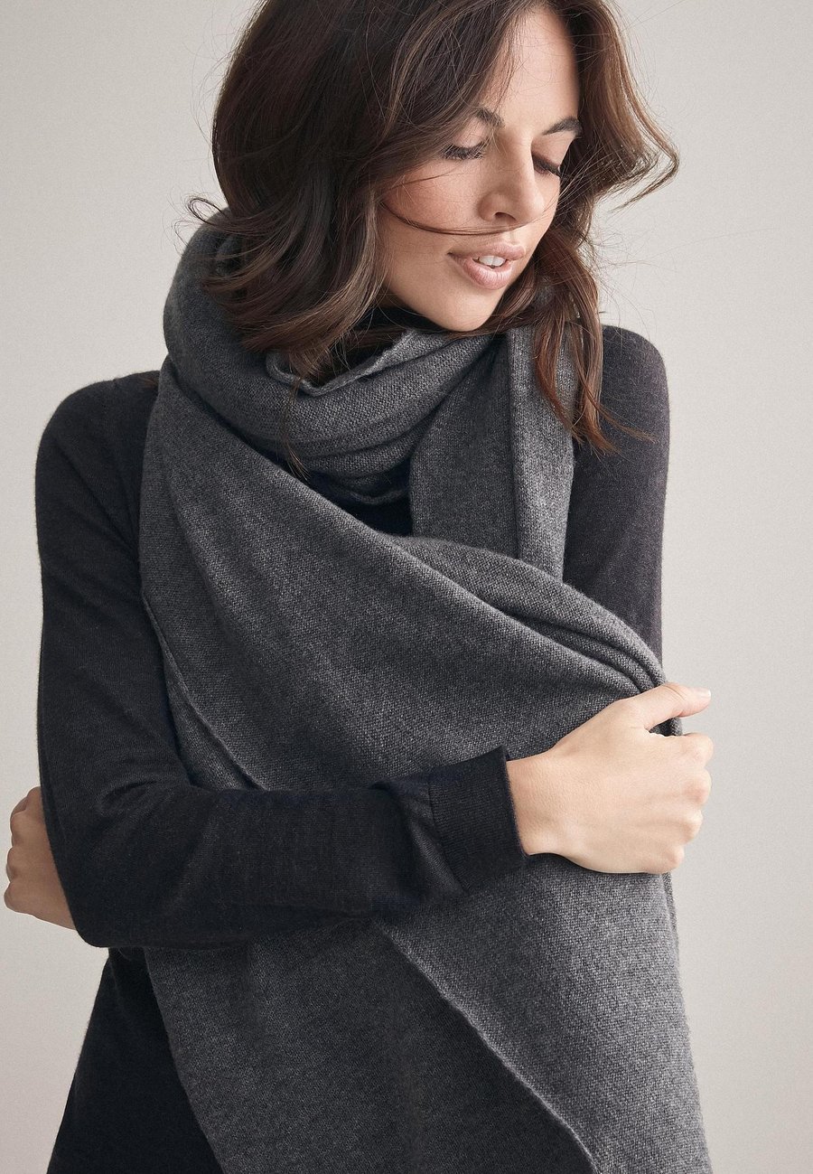 Шарф Falconeri STOLA, Grigio Mel Scuro/Mottled Grey
Шарф Falconeri STOLA, Grigio Mel Scuro/Mottled Grey