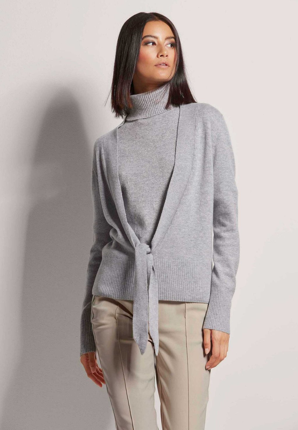 Кардиган MADELEINE, светло-серый
Кардиган MADELEINE, светло-серый