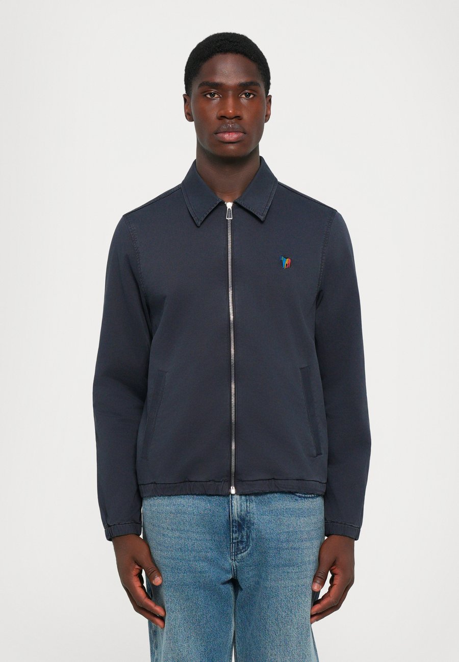 Куртка PS Paul Smith UNLINED COACHES JACKET ZEBRA, Dark Blue
Куртка PS Paul Smith UNLINED COACHES JACKET ZEBRA, Dark Blue