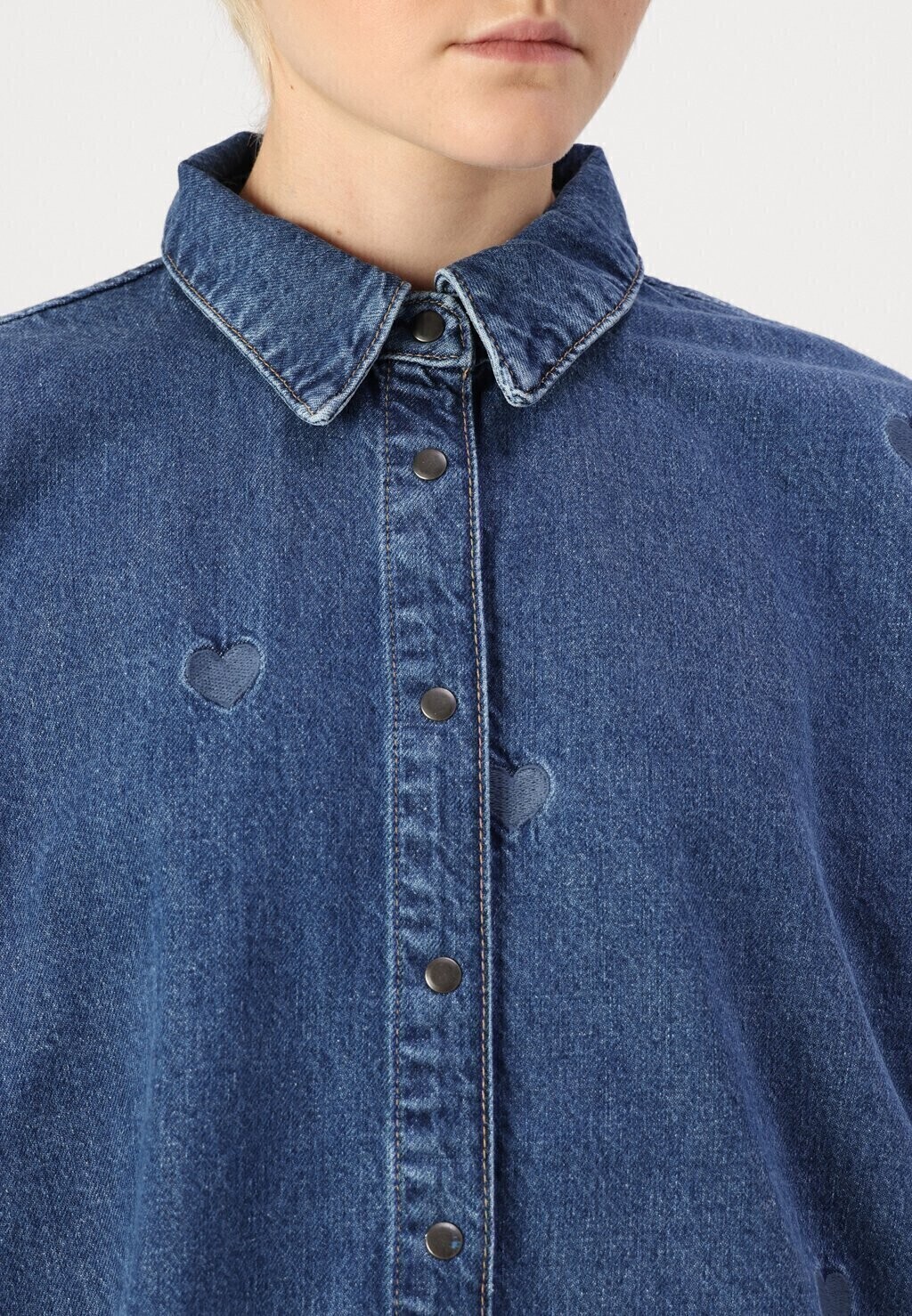Блузка на пуговицах ONLGRACE HEART SHIRT ONLY, синий деним
Блузка на пуговицах ONLGRACE HEART SHIRT ONLY, синий деним