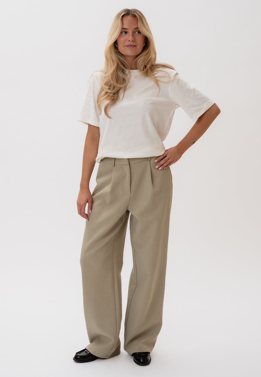 Брюки BY IC CELINAIC, Dusty Beige/Light Brown
Брюки BY IC CELINAIC, Dusty Beige/Light Brown