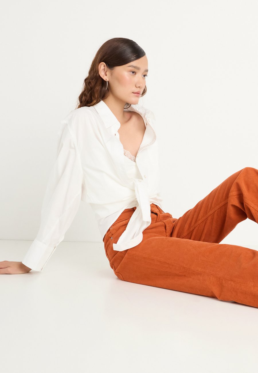 Брюки Pepe Jeans HIGH WAIST FLARE WILLA, Tan Brown/Tan
Брюки Pepe Jeans HIGH WAIST FLARE WILLA, Tan Brown/Tan