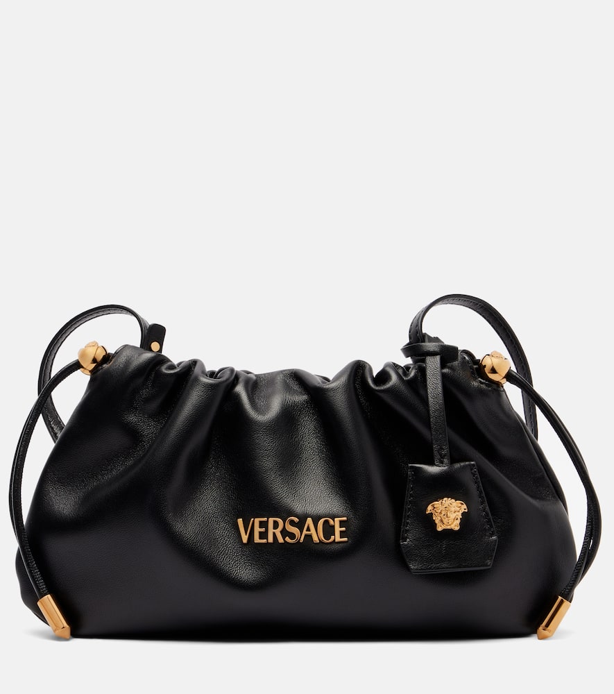 Сумка-тоут Tag Mini из кожи, цвет Black-Gold Versace, Black-Versace Gold
Сумка-тоут Tag Mini из кожи, цвет Black-Gold Versace, Black-Versace Gold