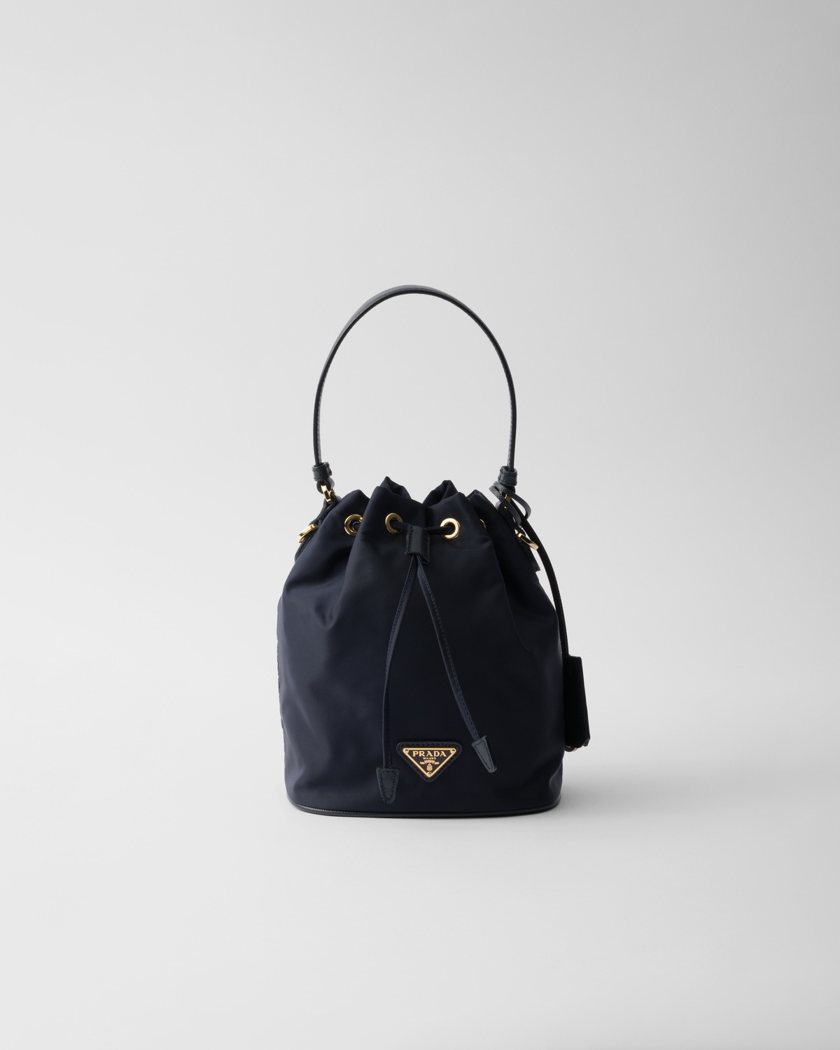 Мини-сумка Prada Re-Edition 1978 из переработанного нейлона, синий
Мини-сумка Prada Re-Edition 1978 из переработанного нейлона, синий