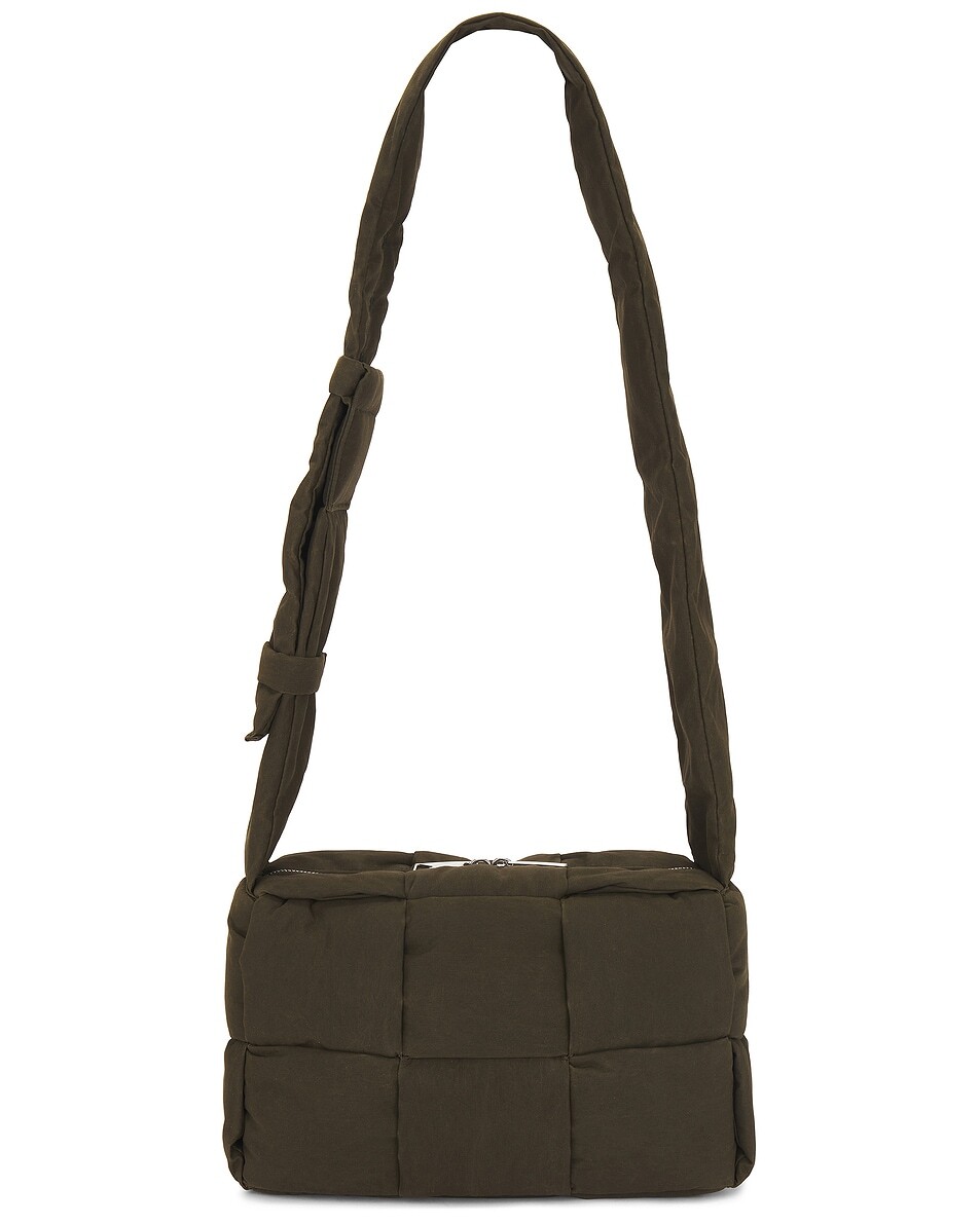 Сумка Medium Padded Tech Cassette Waxed Canvas Bottega Veneta, оливковый/серебряный
Сумка Medium Padded Tech Cassette Waxed Canvas Bottega Veneta, оливковый/серебряный