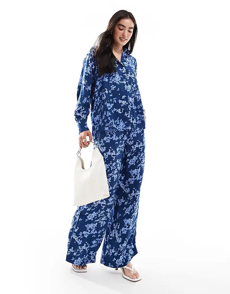 Широкие брюки с принтом French Connection Delphine синего цвета
Широкие брюки с принтом French Connection Delphine синего цвета