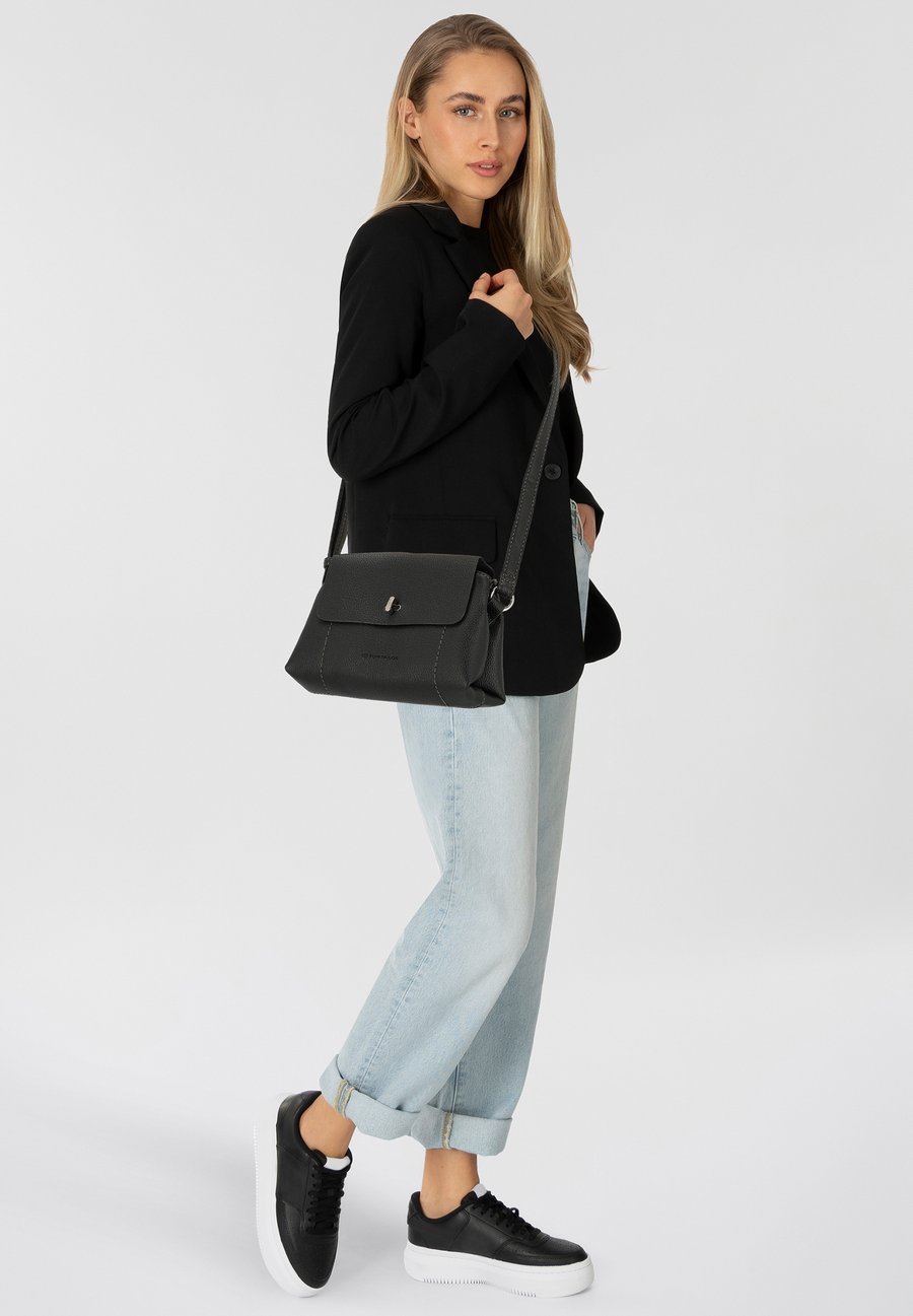 Сумка кросс-боди TOM TAILOR Cross body bag, Black
Сумка кросс-боди TOM TAILOR Cross body bag, Black