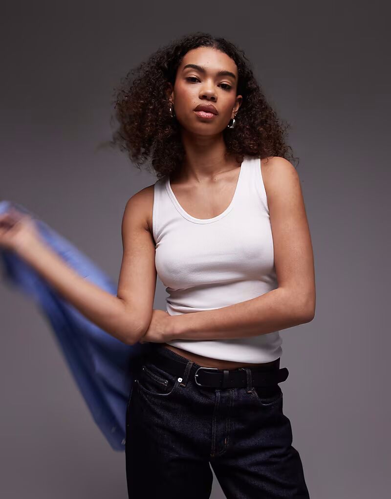 Трикотажный топ ARKET в рубчик с круглым вырезом белого цвета
Трикотажный топ ARKET в рубчик с круглым вырезом белого цвета