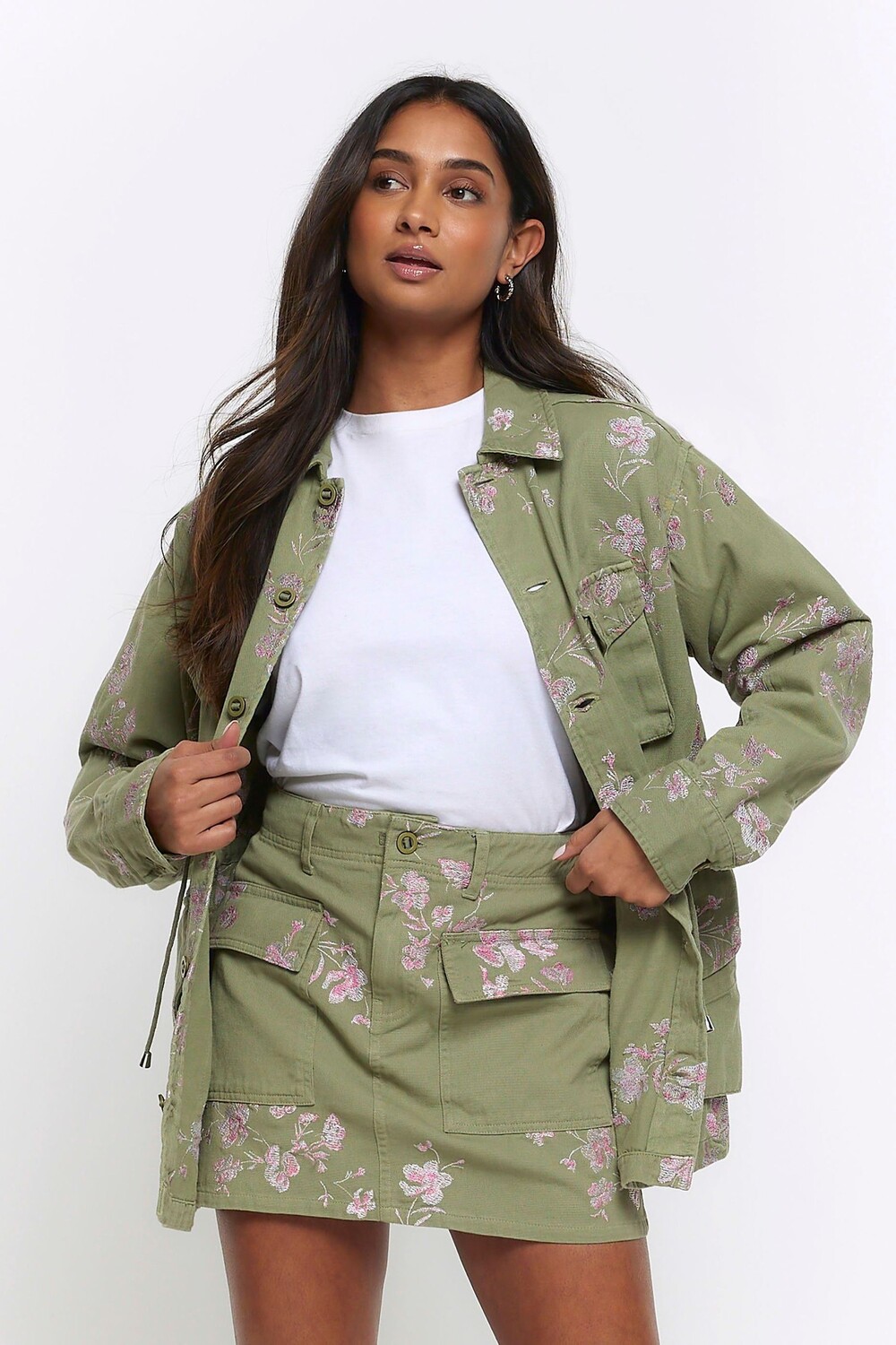 Вышитая мини-юбка в стиле карго River Island, хаки 
Вышитая мини-юбка в стиле карго River Island, хаки