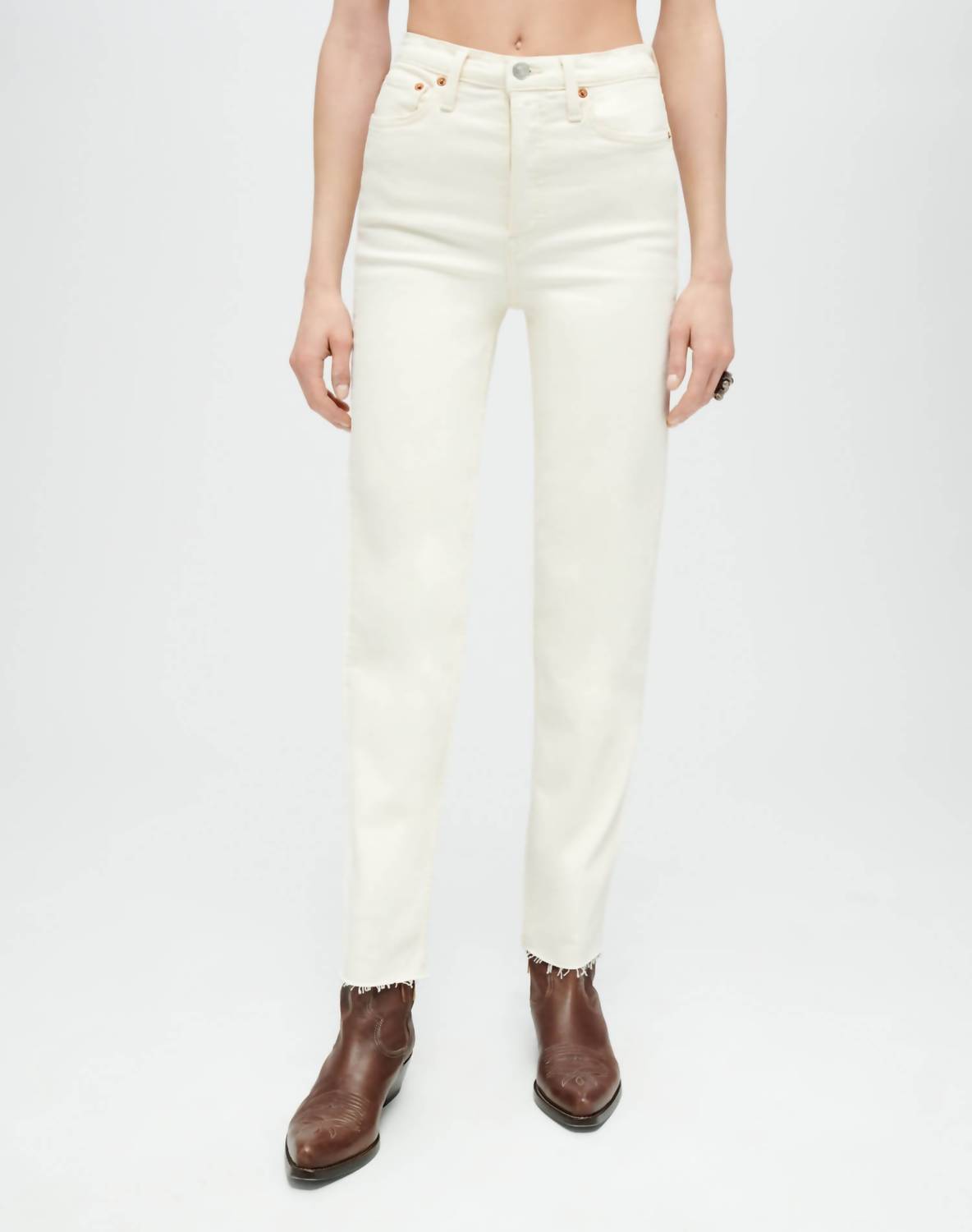 Комфортные стрейч джинсы с высокой посадкой и прямыми штанинами в винтажном белом цвете REDONE
Комфортные стрейч джинсы с высокой посадкой и прямыми штанинами в винтажном белом цвете REDONE