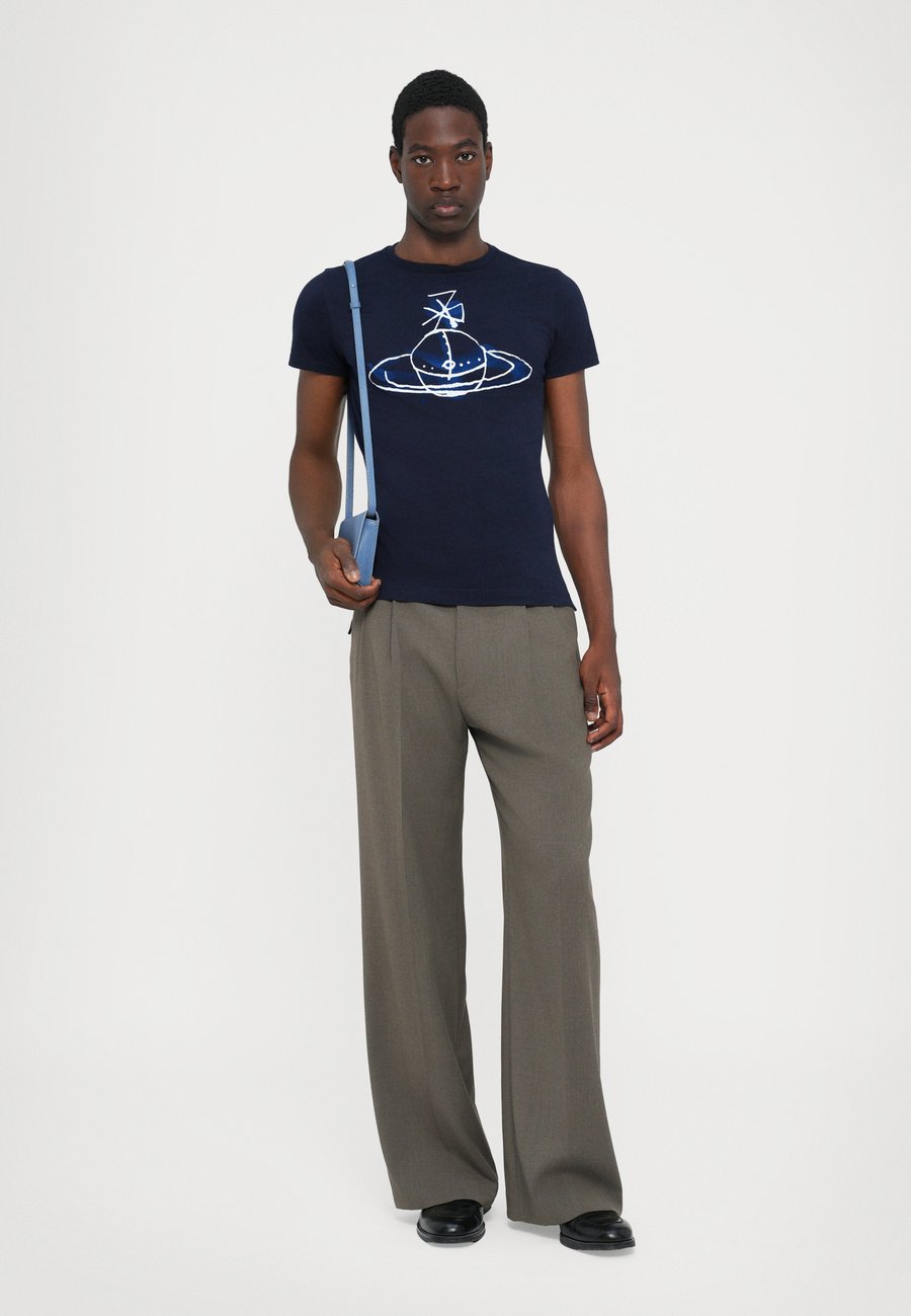 Футболка Vivienne Westwood DRAWN ORB PERU UNISEX, Navy/Dark Blue
Футболка Vivienne Westwood DRAWN ORB PERU UNISEX, Navy/Dark Blue