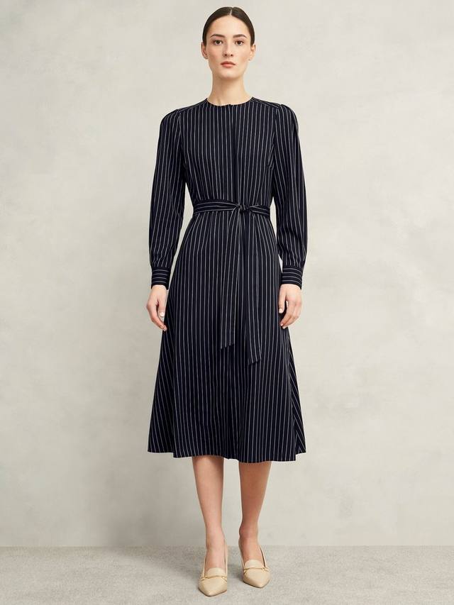 Платье в тонкую полоску от finley Hobbs, цвет Navy/Ivory
Платье в тонкую полоску от finley Hobbs, цвет Navy/Ivory