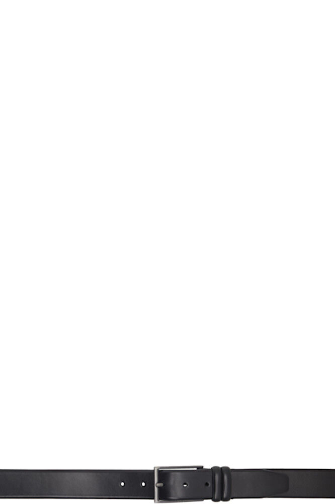 Черный ремень с пряжкой BOSS
Черный ремень с пряжкой BOSS