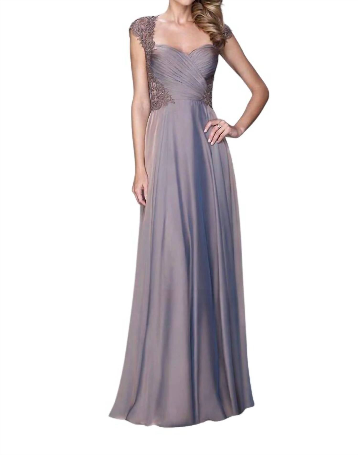 Кружевное платье с рюшами в шоколадном цвете La Femme
Кружевное платье с рюшами в шоколадном цвете La Femme