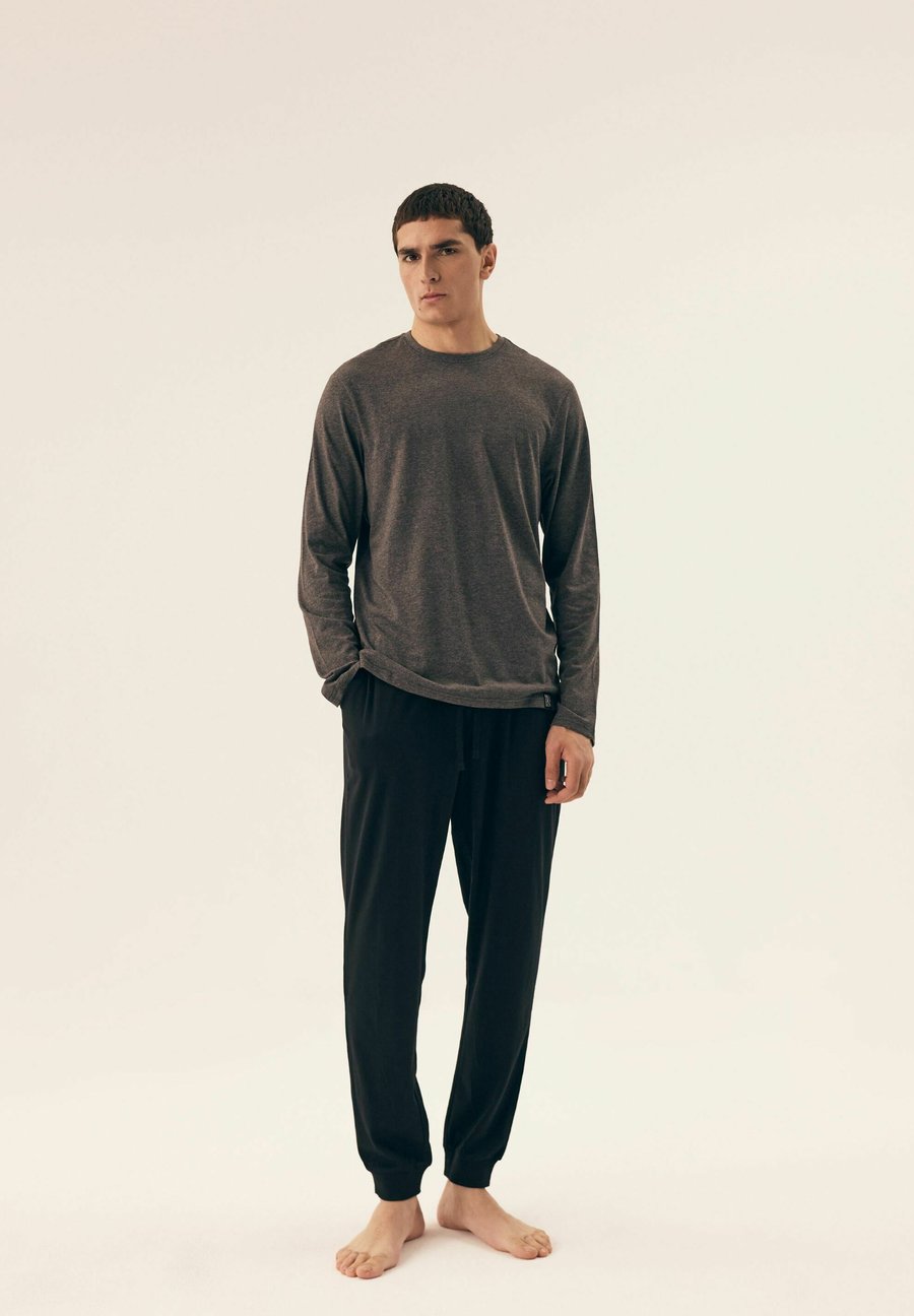 Пижамный комплект Henderson MIKE, Dark Grey
Пижамный комплект Henderson MIKE, Dark Grey