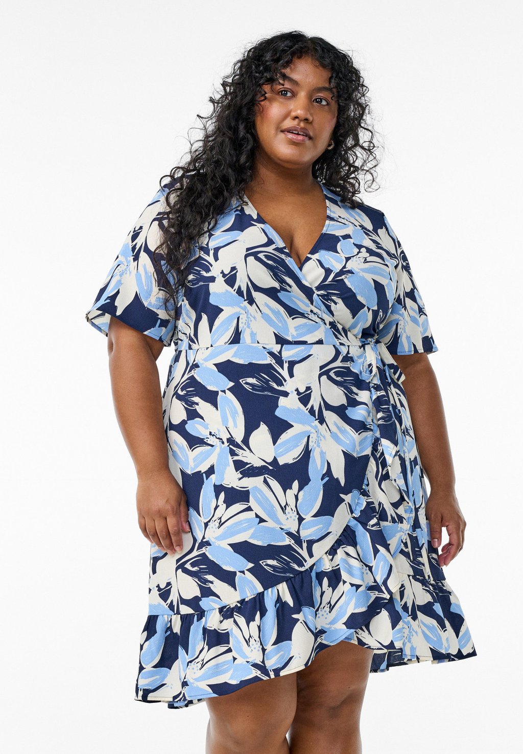 Повседневное платье GEBLÜMTES WICKEL MIT KURZEN ÄRMELN Zizzi, цвет Blue Flower
Повседневное платье GEBLÜMTES WICKEL MIT KURZEN ÄRMELN Zizzi, цвет Blue Flower