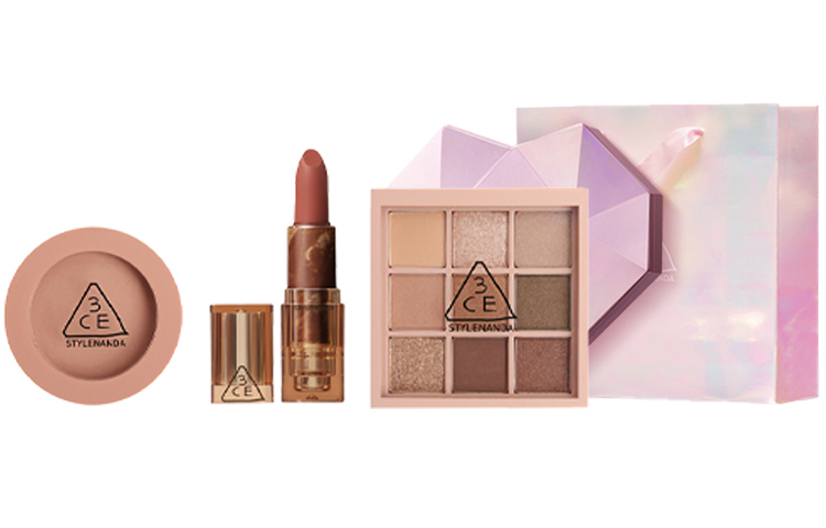Набор косметики для женщин 3CE
Набор косметики для женщин 3CE