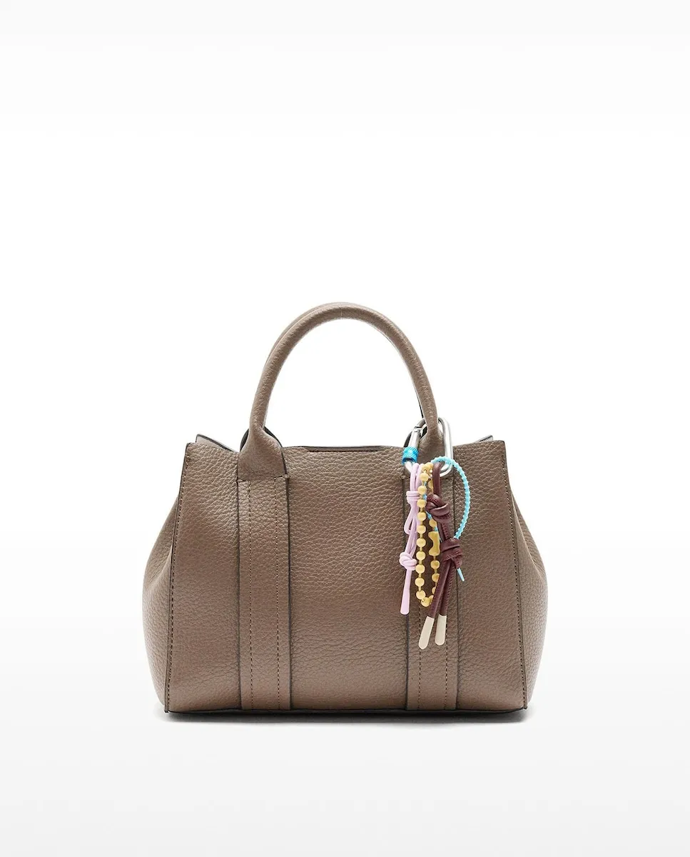 Сумка-тоут на плечо с застежкой-молнией и съемным подвесным элементом Parfois, серо-коричневый
Сумка-тоут на плечо с застежкой-молнией и съемным подвесным элементом Parfois, серо-коричневый