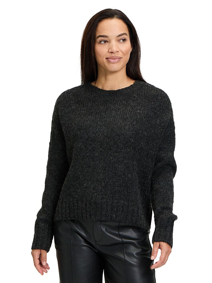 CARTOON Черный свитер
CARTOON Черный свитер